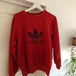 Adidas Sweatshirt  - Röd adidas sweatshirt i storlek S med lite puffiga ärmar! 120 kr + 66 kr i frakt.❤️❤️