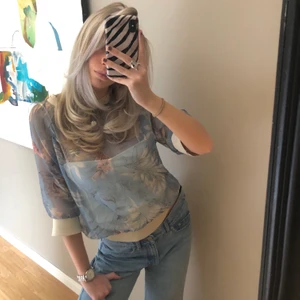 Tröja / blus till våren!  - En genomskinlig blommig tröja från Zara som har beige resor i hals, ärmar och längst ner på tröjan! Både festlig och fin casuall till våren!💐 Storlek M men passar mig som ni ser på bilden som är S! 