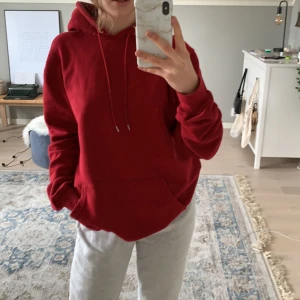 Hoodie - overzied hoddie från Carlings i rött/vinrött, knappt använd🕊