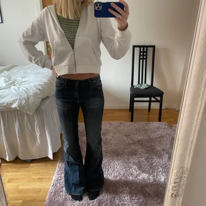 Utsvängda jeans - Mörkblå utsvängda jeans från crocker. Jag är 173cm lång, bra skick.