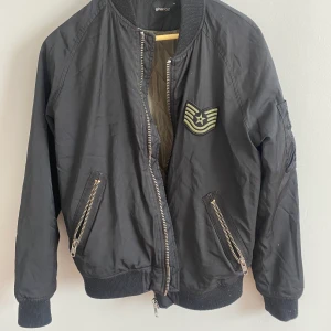 Bomberjacka  - Min favoritbomer! Tyvärr växt ur den så den får gå till någon annan (: varm och lite overaize 