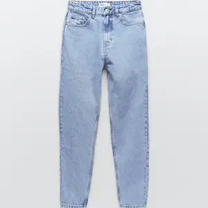 Ett par ursnygga mom jeans från zara💛 Köpta för ett år sen ungefär och har använt dem några få gånger✨ Najs passform och passar nog någon som är runt 160cm💛 Köparen betalar frakt✨Skriv privat för egna bilder💛