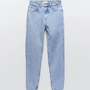 Momjeans från zara - Ett par ursnygga mom jeans från zara💛 Köpta för ett år sen ungefär och har använt dem några få gånger✨ Najs passform och passar nog någon som är runt 160cm💛 Köparen betalar frakt✨Skriv privat för egna bilder💛