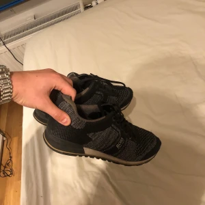 Hugo boss Skor - Hugo boss skor, skicket är bra ca 7/10 men det är lite sönder i hälen vilket är en enkel lagning men därav säljer jag skorna billigt.