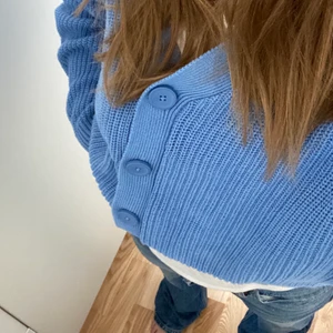 Blå kofta - Jättefin blå kofta från Stradivarius. Använd kanske 2-3 gånger så i jättefint skick! 