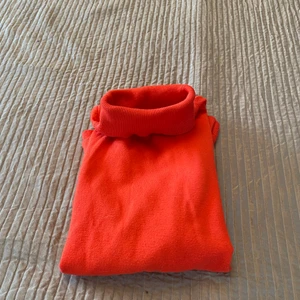 Polotröja  - Såå snygg polotröja i färgen orange/röd, fint skick. Har en likadan annons där jag säljer samma typ av tröja fast i färgen blå istället så om ni är intresserade kan ni gärna gå in och kolla! Hör av er vid frågor eller funderingar! Köparen står för frakt 