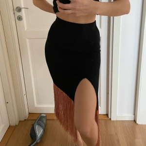 Kjol med fransar  - Kjol med fransar. Använd en gång. Storlek XS/S. 