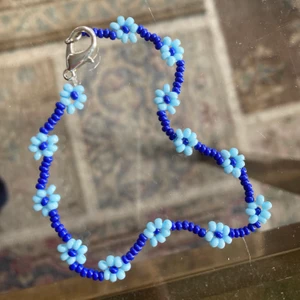 Armband med blommor  - Fint armband med blommor! 50kr inkl frakt. 