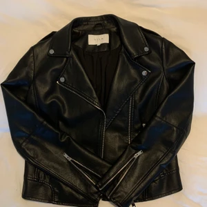 Skinnjacka - Skit ball skinnjacka från Vila. Endast använd några gånger och är i mycket bra skick. Sitter något oversized. Om många intresserade blir det budgivning!❤️ köparen står för frakt. 