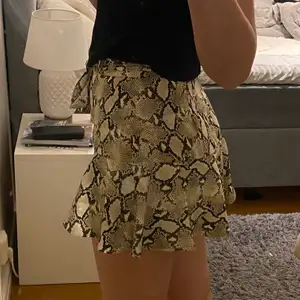Orm mönstrad kjol från zara! Storlek medium, använd 2 gånger 