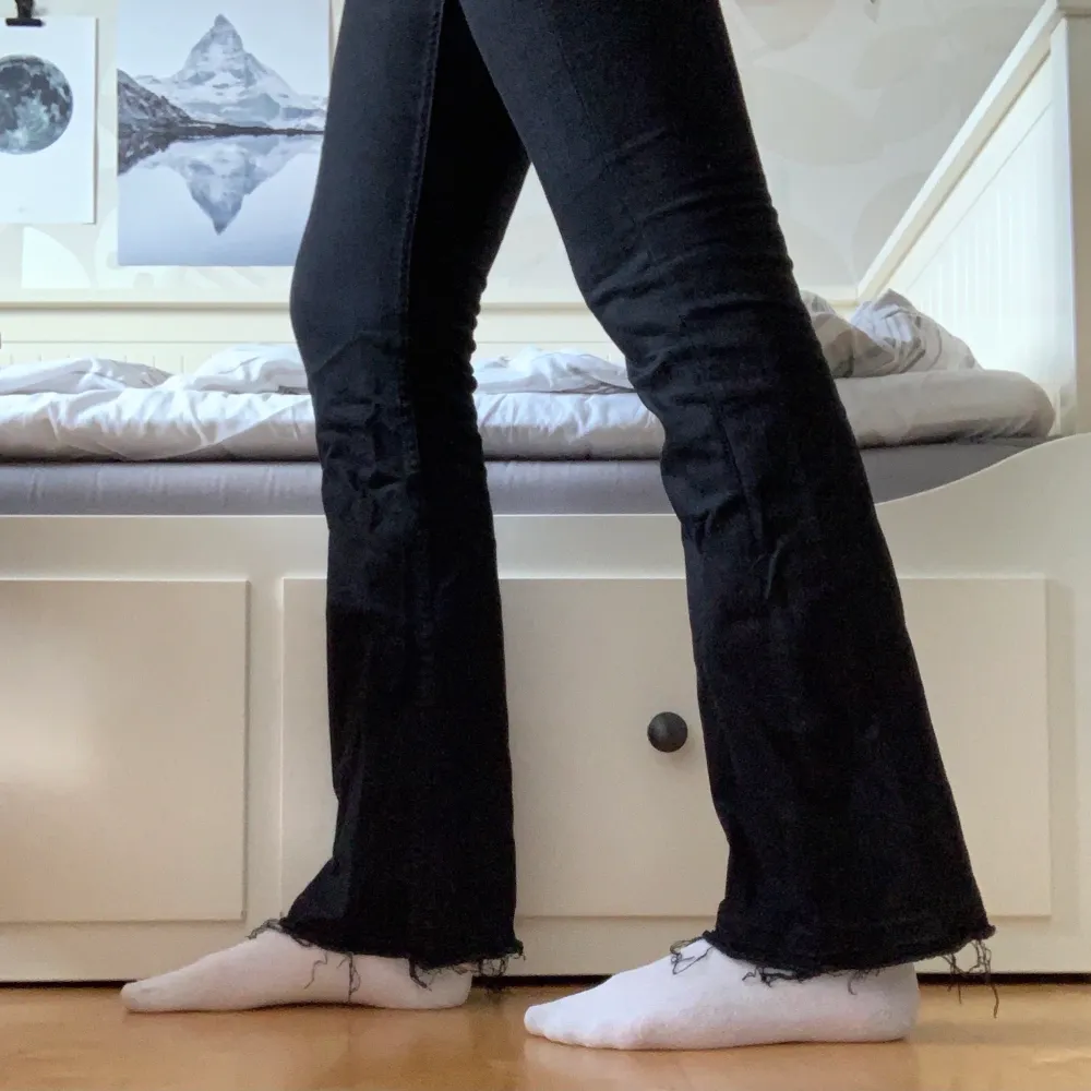 Stretchiga och bekväma jeans från crocker. Normal midja, fransiga längst ner. Bra skick. Buda från 100kr. Jeans & Byxor.