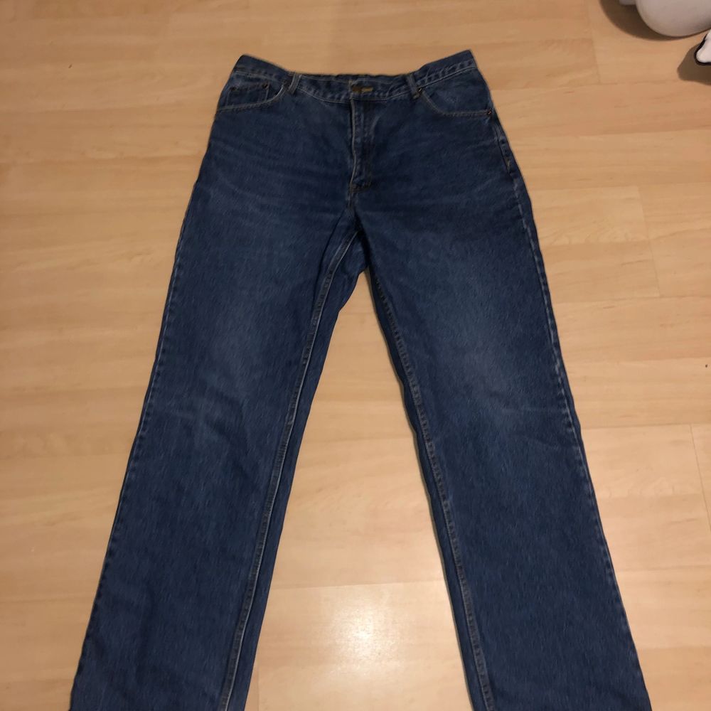  Fina jeans från något märke jag aldrig sett innan. Säljs då de ej kommer till användning.🥰 står det någon storlek men passar på mig som har som har 31.. Jeans & Byxor.