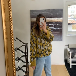 Stickad tröja - Stickad tröja med inslag av glitter! Den är oversized och beroende på hur man vill att den ska sitta kan den passa många storlekar💕