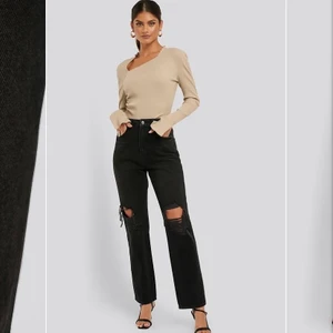 Raka jeans med slitningar - NAKD  - Säljer ett par jeans från NAKD i modellen ”Distressed Straight Fit Jeans”. Storlek 36. Går ner till marken på mig som är 167 cm lång. Använda max 2 ggr. Köparen betalar frakt. 