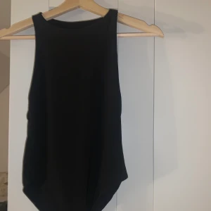 Svart body - Superfin oanvänd (endast testad) body! Köpt utomlands därav att jag inte vet vilket märke det är! Superfin till sommaren! Säljer då den inte passar!