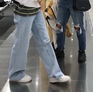 Zara jeans - Säljer dessa populära zara Jensen i modellen ”90’s full length”. Passar till allt. Använda en del men ser fortfarande ut som nya. Skriv om du undrar nåt💕 högsta bud 450kr