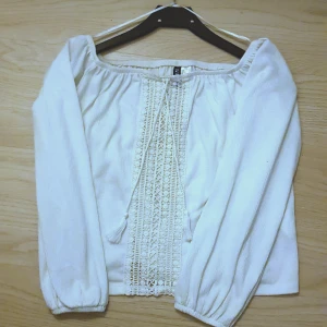 Divided blus i Strl M - Testad men aldrig använd. Fint skick. 💕Budgivning börjar på 40 kr, HÖJ MED MINST 10 KR 💕