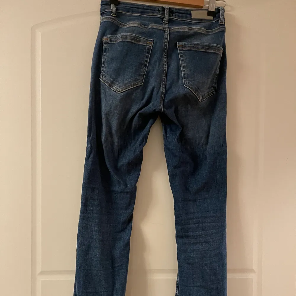 Så så så sköna men tyvärr för små för mig.. Dem är low waisted och modellen med bootcut. För mig som är 160 är dem perfekt långa för mig. 💙💙. Jeans & Byxor.