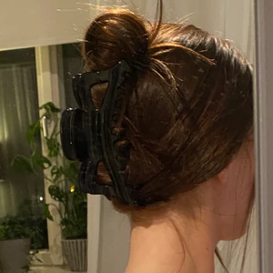 Hårklämma - Jättefin och stor hårklämma, perfekt till dom som har lite längre och tjockare hår!!😍 säljer för 70kr och kan frakta om köparen står för frakten 🚚