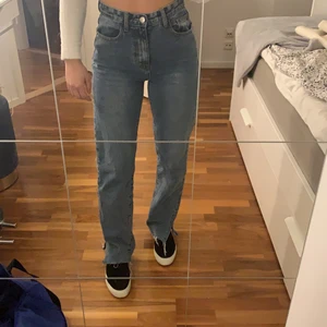 Byxor med slit från Boohoo  - Säljer dessa fina jeans från Boohoo, använda någon fåtal gång och säljer pga att de aldrig kommer till användning. Skriv privat för intresse!😘