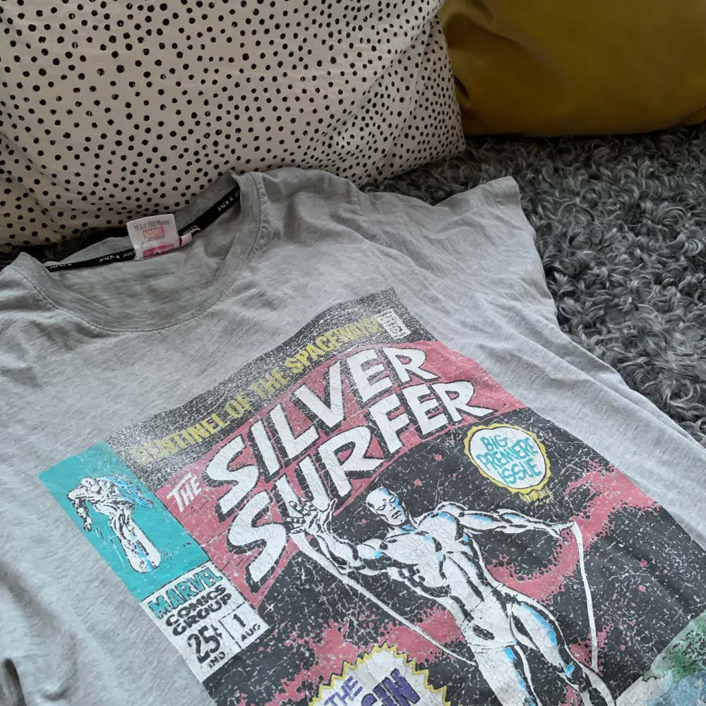 En cool vintage Marvel tischa, det är meningen att trycket ska se ”urtvättat” ut. Bra skick för å va vintage ✨ sitter oversized på mig som är xs-s. T-shirts.
