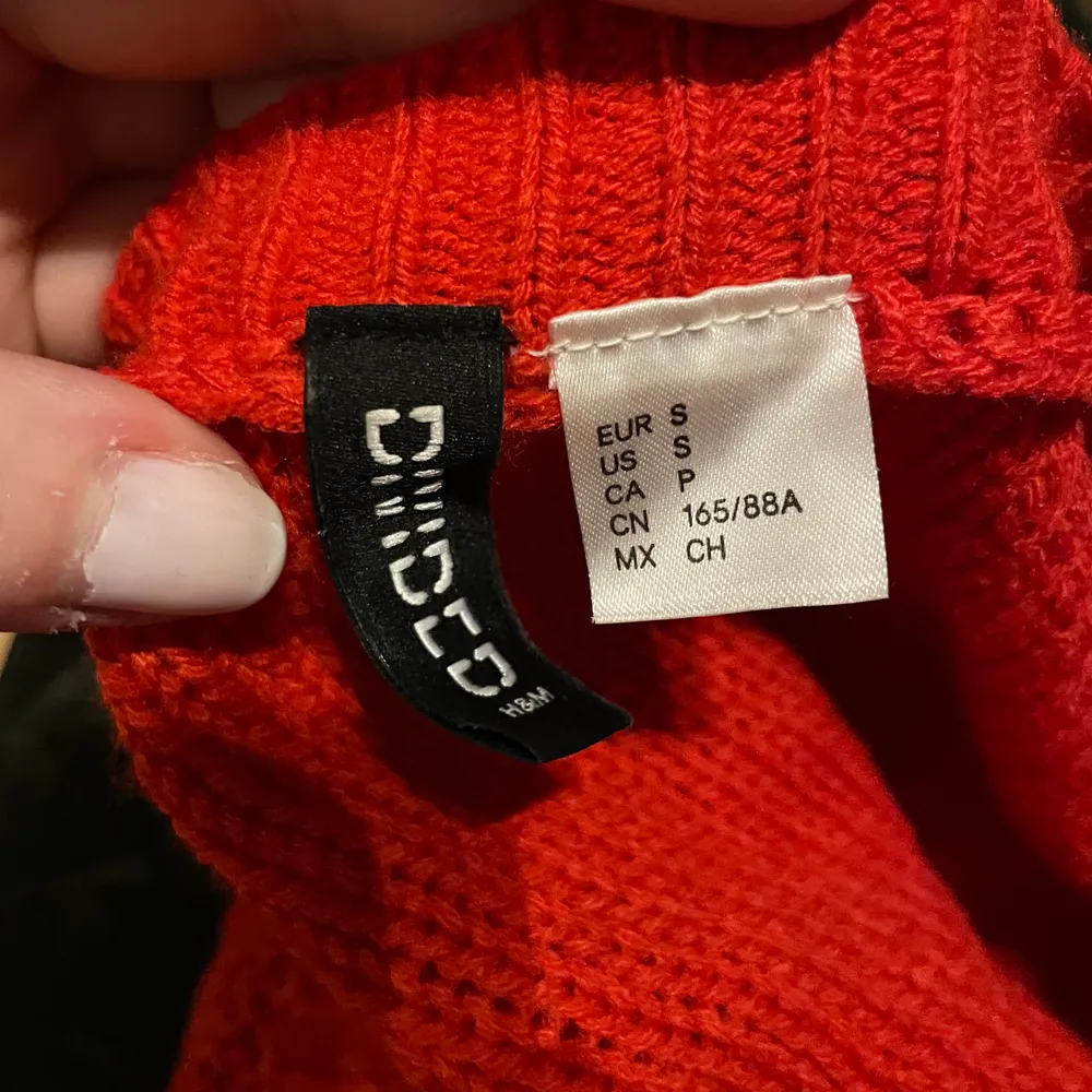 Röd stickad tröja med slitningar från H&M. Köparen står själv för frakten . Stickat.