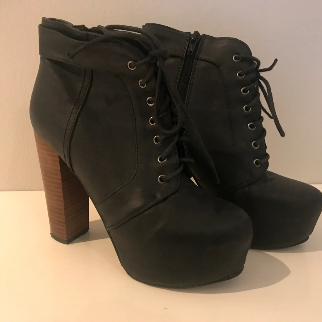 Svarta högklackade skor i stl 37