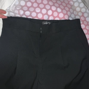 Svarta kostymbyxor  - Jättefina kostymbyxor. Använda 2-3 gånger. Är i nyskick