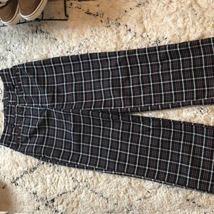 Byxor - Ett par monkibyxor som är väääldigt små för mig. Brukar ha strl 36 i byxor o dessa är 32. Dem är uppsprättade i slutet så dem är lite längre. För fler bilder så kontakta. ENDAST SWISCH. FÖR MER INFO KOLLA BIO!:) btw ingen idee att fråga bild på för dem e så små att dem inte går över mina höfter. Har gamla bilder:)