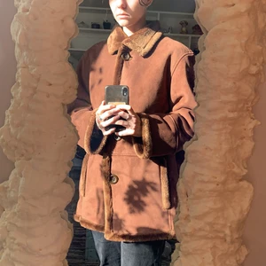 Mockajacka med Teddyfoder strl 42/44 - Jättefint skick och perfekt för vårvintern. Finns i Stadshagen eller möts upp i city🌹