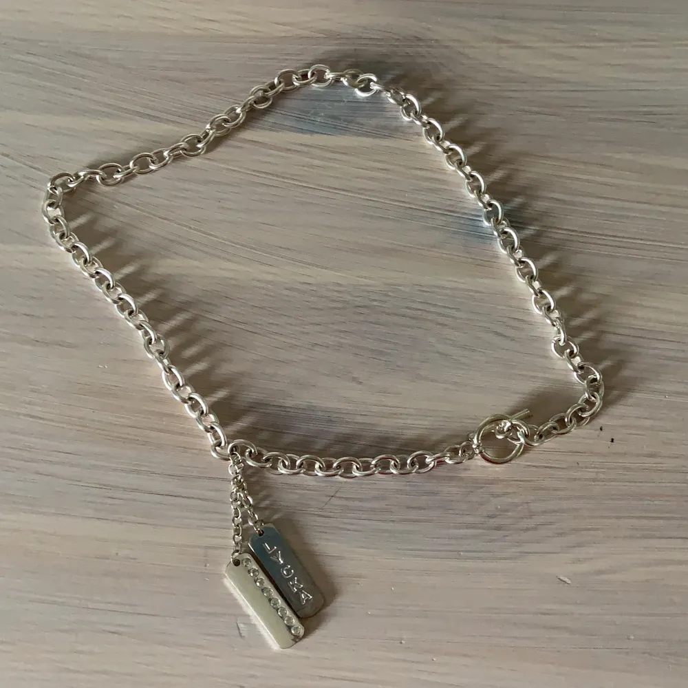 Halsband med två berlocker, en med diamanter och en med ordet ”lycka” ingraverat.                                                  Säljes pga används tyvärr inte tillräkligt mycket.                   80kr frakt inkluderat:). Accessoarer.