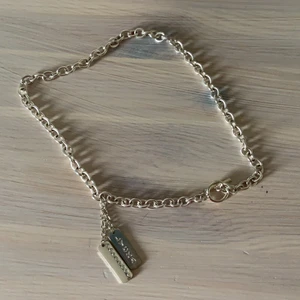 Halsband - Halsband med två berlocker, en med diamanter och en med ordet ”lycka” ingraverat.                                                  Säljes pga används tyvärr inte tillräkligt mycket.                   80kr frakt inkluderat:)
