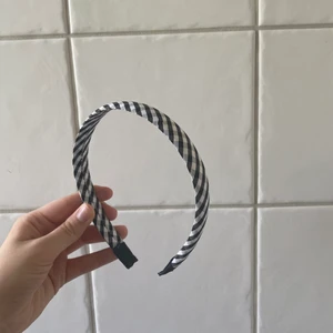 Diadem - Från Gina. Fint skick/nyskick då det aldrig kommit till användning. Köpare står för frakt på 24kr