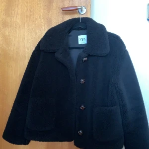 Teddyjacka  - Teddyjacka från zara med brun/svarta knappar. Använd fåtal gånger och är i bra skick. Storlek M