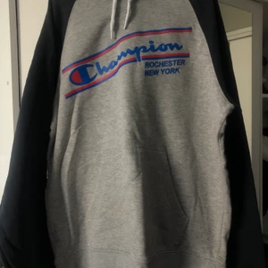 Vintage Champion hoodie  - Rensade garderoben och hitta denna guld hoodie som söker ett nytt hem. Passa alla från xs-l beroende på hur man vill att den ska sitta 
