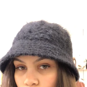 fluffig buckethat! - Jättegullig skön buckethat som är lite fluffig i materialet, köpt på Hm förra året, knappt använd då jag inte tyckte den passade så bra på mig, men därför jättebra skick!! 
