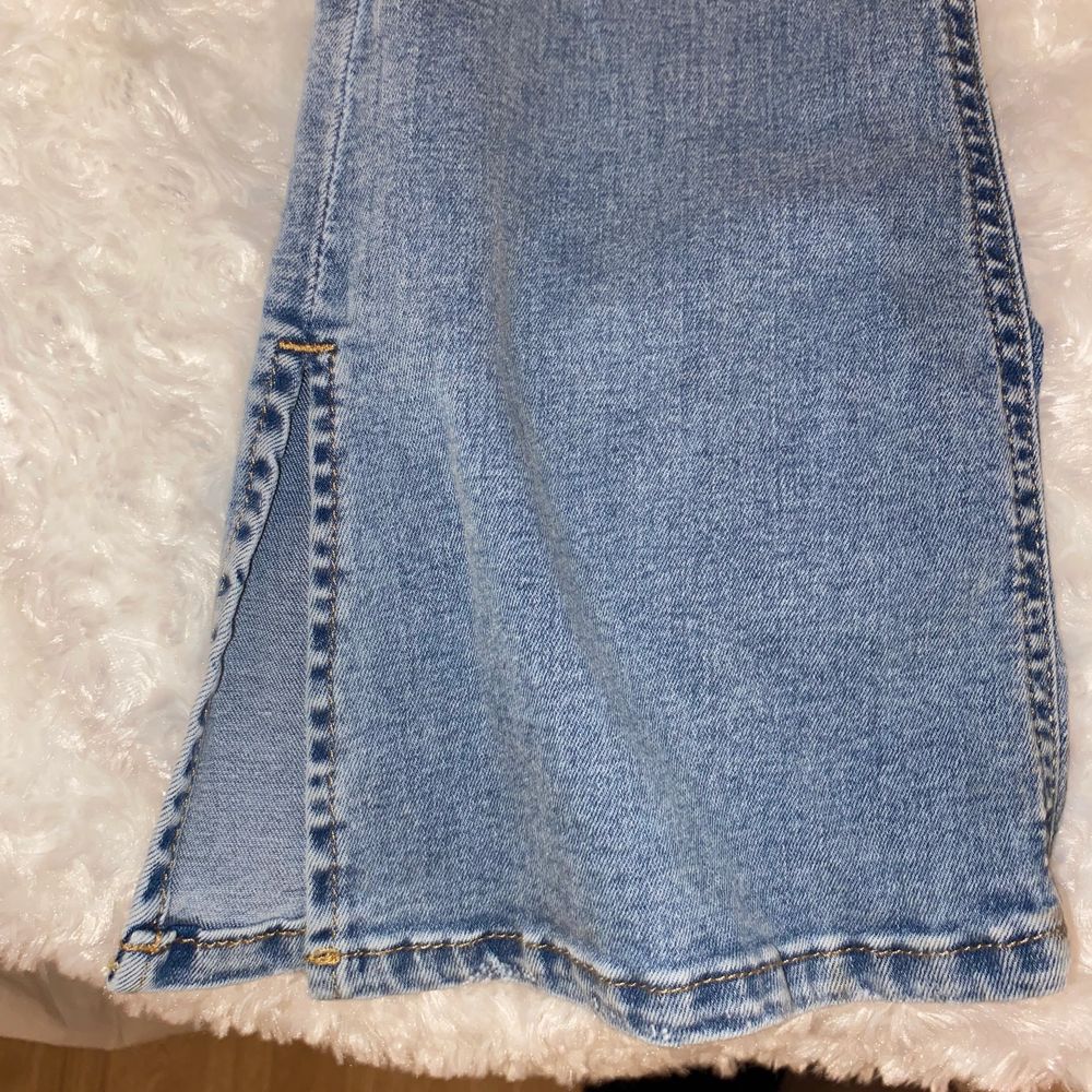 Super fina Gina tricot jeans Bottcut med hål och slits nere vid benet, dom är blåa super fina och sitter super bra vid rumpan och bra form vid midjan! Använd några få gånger va 2-3 gånger och säljer pågrund av de inte kommer till användning, DOM ÄR HELT FEL FRIA! Precis som nya🥰 (PRIS KAN DISKUTERAS). Jeans & Byxor.