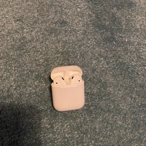 Hörlurar - Sämre batteritid. Köpta 2018. Äkta men kvitto finns inte 