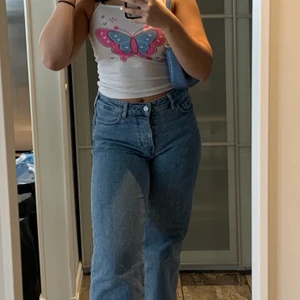 Vitt linne med fjäril på - Gammalt plagg som är från någon barnavdelning, Passar strl S. använt 2 ggr, vet inte vilket märke dock. Köparen står för frakt.