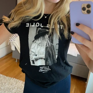 T-shirt med tryck  - Svart T-shirt med tryck och text i storlek M (skulle säga att det är en S). 