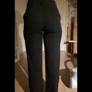 Oanvända Kostymbyxor med slits - Helt oanvända kostymbyxor med slits! Säljs pga att jag tycker att dom är lite korta till mig som är 170! I strl s/m passar båda! Superfina och passar sig till kroppens former! 