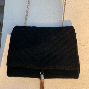 Väska  - Äldre modell av väska från Gina, med guld detaljer. Ganska använd, men inga tecken på mkt slitage. Frakt tillkommer.💓