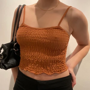 Ribbad topp! - Brun ribbad topp. Bra skick! Jag på bilden är S. Möts på söder annars står köparen för frakt på 25kr💕