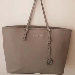 Äkta Michael Kors väska  - Kommer med en dustbag. Mått ca 45x15x29