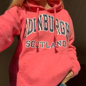Snygg rosa vintage Hoodie med trycket ”EDINBURH SCOTLAND”.  Köp nu: 300kr. Köparen står för frakt💫