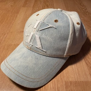 Calvin Klein - keps - Keps får CK i nyskick, riktigt jeanstyg                       NYPRIS: 450kr