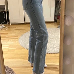 Raka jeans - Storlek 34, insydda från vida till raka ben.