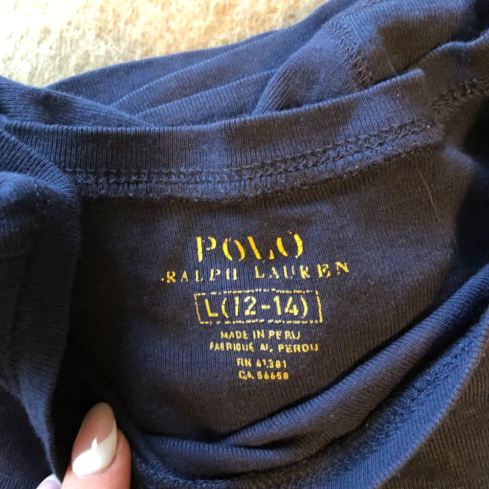 Äkta marinblå t-shirt från Polo Ralph Lauren, köpt på Polo Ralph Lauren butiken i USA för ett tag sen och knappt använd så fortfarande i fint skick. Storlek L i barnstorlek så sitter ungefär som en XS💕 Säljer för den inte kommer till användning längre. T-shirts.