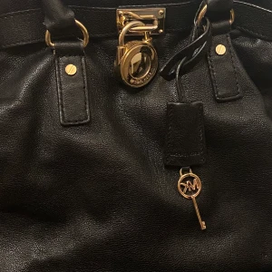 Väska  - Säljer min jätte fina o praktiska Michael kors väska. 
