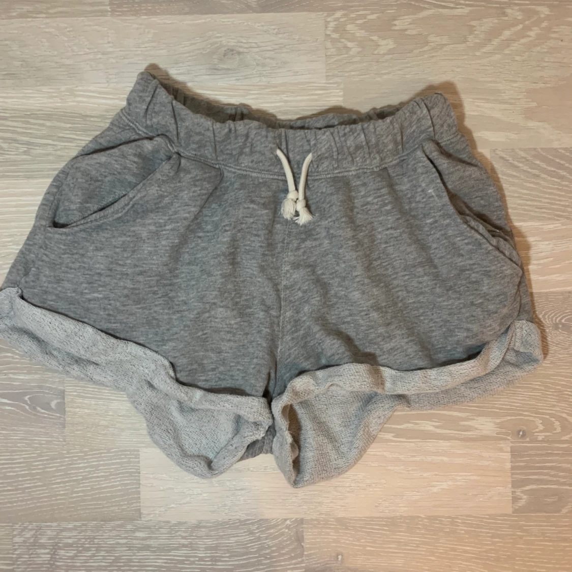 Grå mjukisshorts  - 90